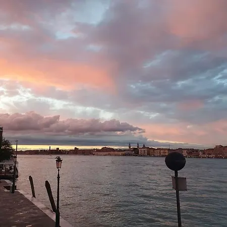 Canal Views And A Secret Garden In Giudecca Appartement *