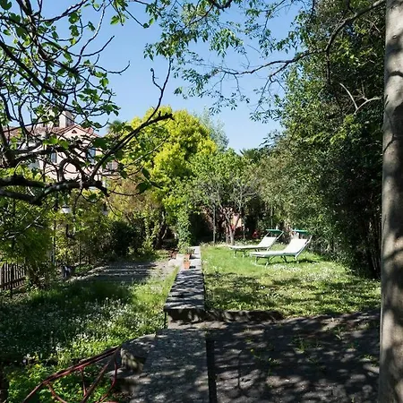 Canal Views And A Secret Garden In Giudecca