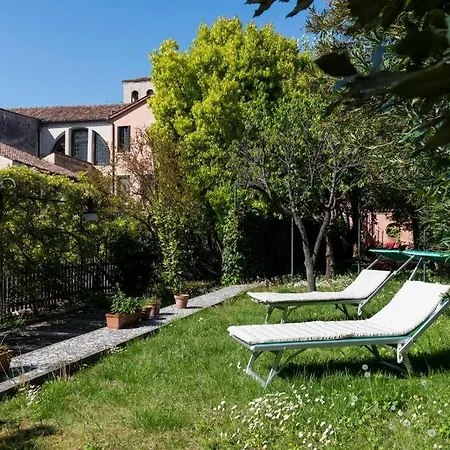 Canal Views And A Secret Garden In Giudecca