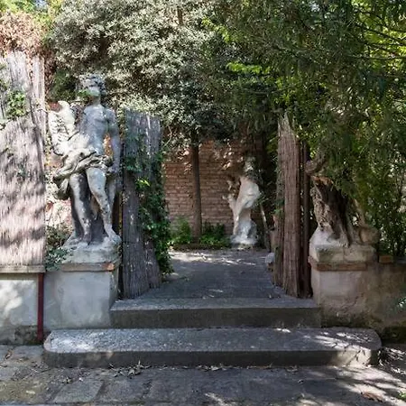 Canal Views And A Secret Garden In Giudecca * Venise