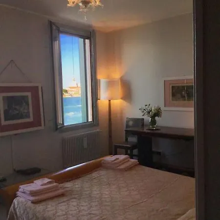 Canal Views And A Secret Garden In Giudecca Appartement Venise