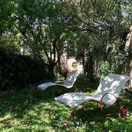 Canal Views And A Secret Garden In Giudecca * Venise