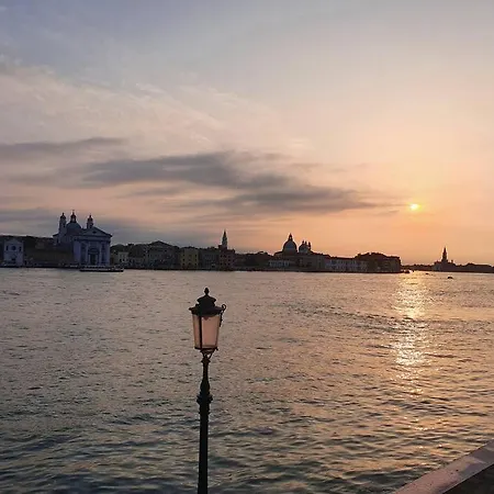 Canal Views And A Secret Garden In Giudecca * Venise